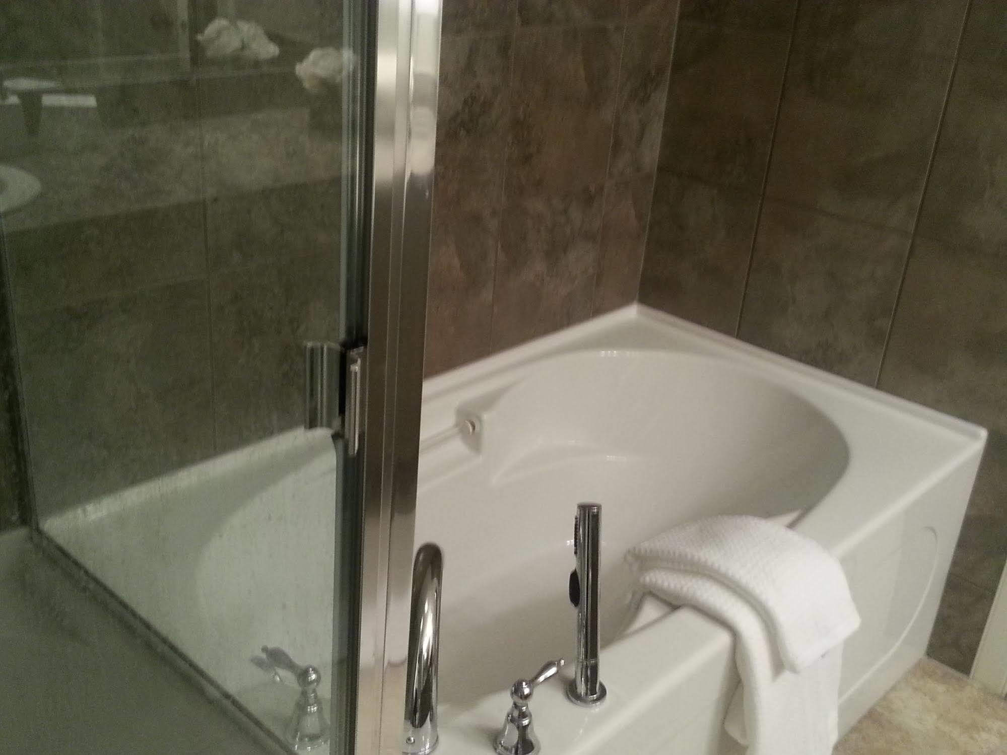 Pinnacle Inn & Suites Aspen YYC Zewnętrze zdjęcie