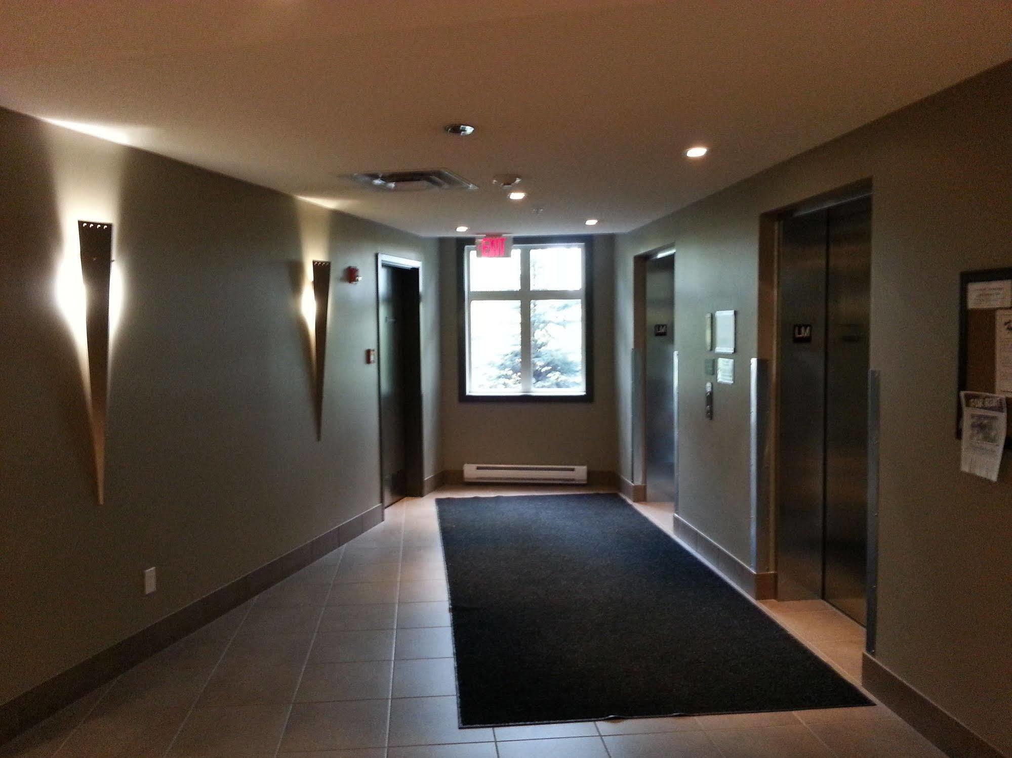 Pinnacle Inn & Suites Aspen YYC Zewnętrze zdjęcie
